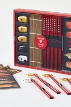 Lucky cat sushis. Coffret avec 1 natte en bambou, 5 paires de baguettes, 5 repose-baguettes et 1 livre de recettes, First